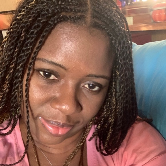 Meet your Posher, Latoya - Picture 2 of 2